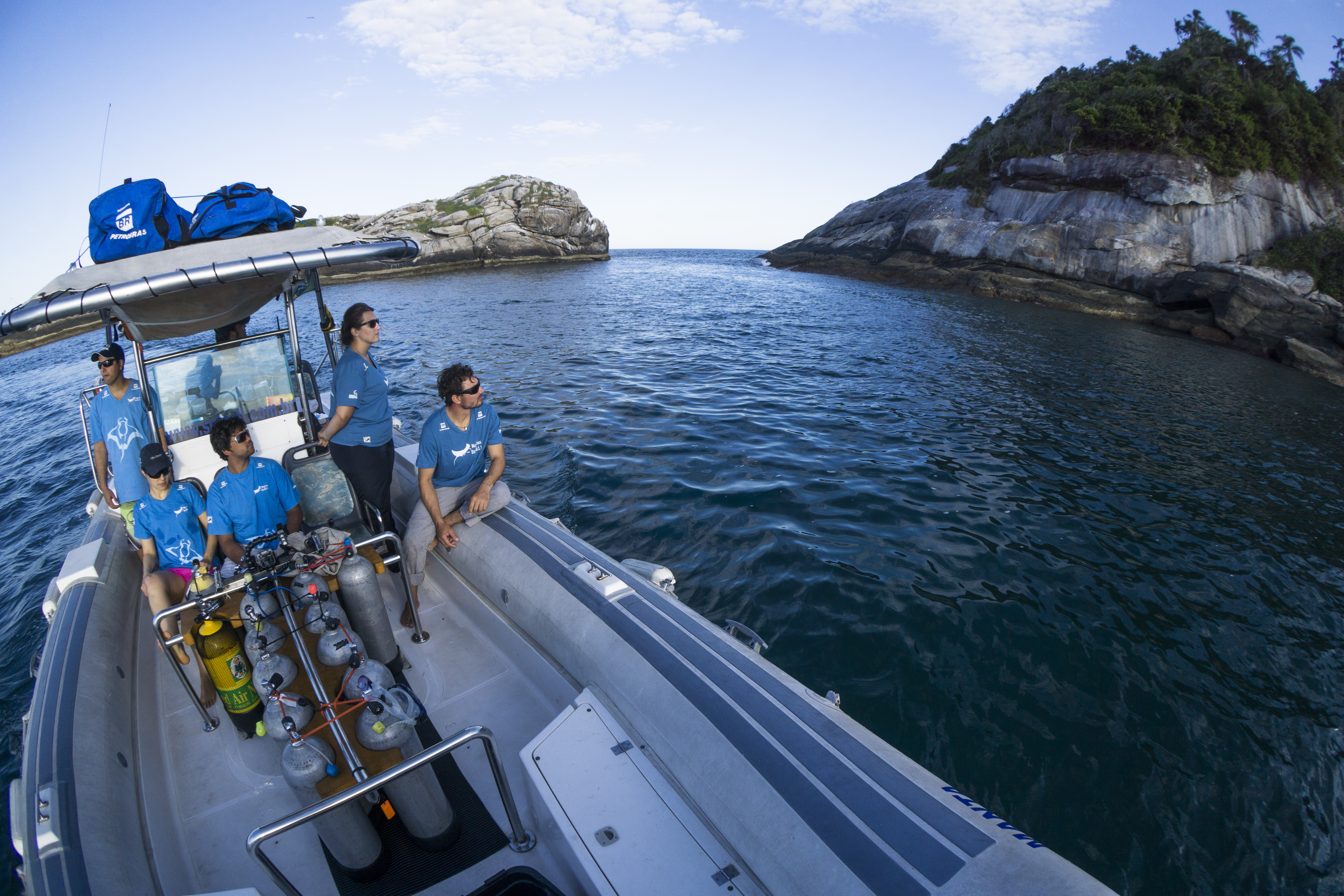 Equipe do Projeto Mantas do Brasil realizando o trabalho de campo. (Foto: Leo Francini/Mantas do Brasil)